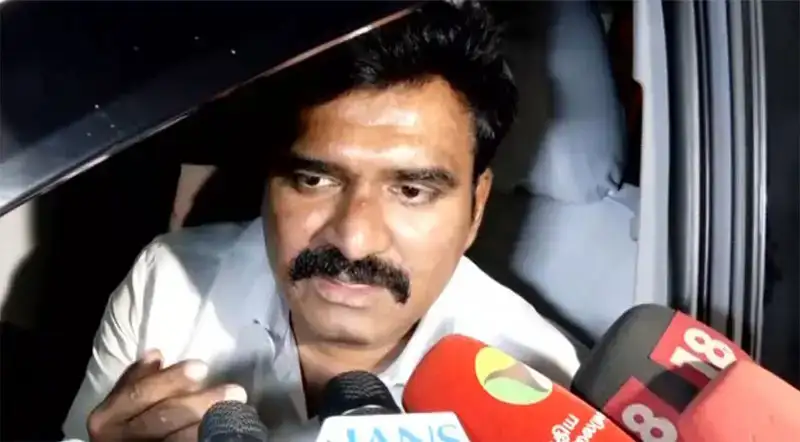 அமைச்சர் நிர்மல்குமார் பேட்டி அளிக்கும் காட்சி