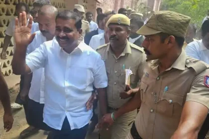 திமுக எம்எல்ஏ மார்க்கண்டேயன் நீதிமன்றத்தில் ஆஜராகும் காட்சி