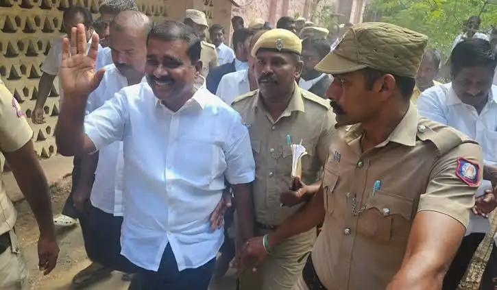 திமுக எம்எல்ஏ மார்க்கண்டேயன் நீதிமன்றத்தில் ஆஜராகும் காட்சி
