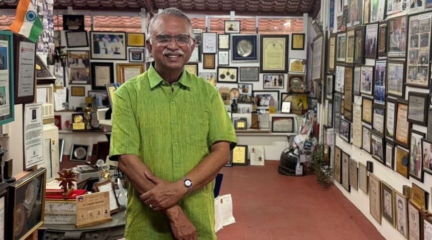 மருத்துவர் ஜார்ஜ் ஆபிரகாம் சிறுநீரக நோயாளிகளுக்கு ஆலோசனை வழங்குகிறார்