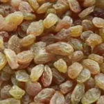 உடல் சூடு தணிக்க உலர் திராட்சை உட்கொள்ளும் நபர்