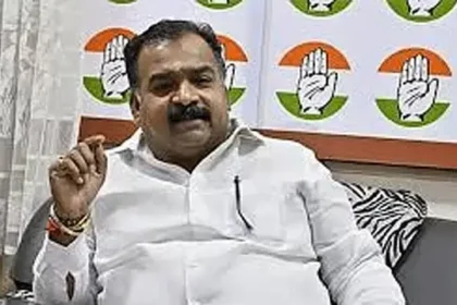 தமிழ்நாடு காங்கிரஸ் தலைவர் மாணிக்கம் தாகூர் அறிக்கை வெளியிடுகிறார்