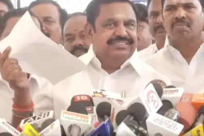 எதிர்க்கட்சித் தலைவர் எடப்பாடி பழனிசாமி செய்தியாளர்களிடம் பேசுகிறார்