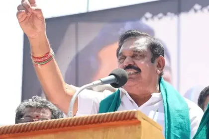 அதிமுக பொதுச்செயலாளர் எடப்பாடி கே. பழனிசாமி ஆர்ப்பாட்டத்தில் உரையாற்றுகிறார்