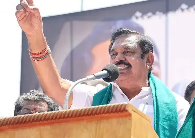 அதிமுக பொதுச்செயலாளர் எடப்பாடி கே. பழனிசாமி ஆர்ப்பாட்டத்தில் உரையாற்றுகிறார்