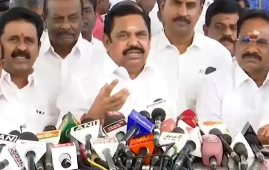 முன்னாள் முதலமைச்சர் எடப்பாடி பழனிசாமி செய்தியாளர்களை சந்திக்கும் காட்சி
