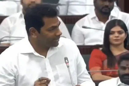 சட்டப்பேரவையில் விவாதிக்கும் சட்டமன்ற உறுப்பினர்கள்