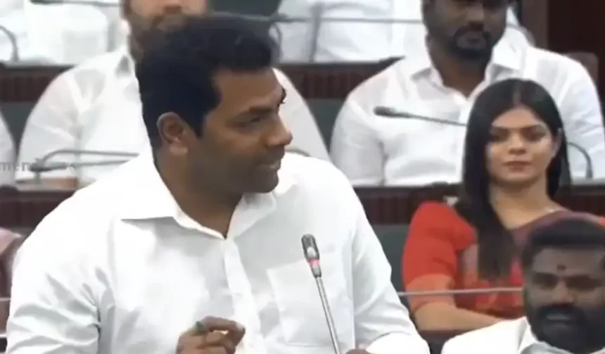 சட்டப்பேரவையில் விவாதிக்கும் சட்டமன்ற உறுப்பினர்கள்