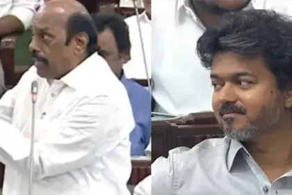 முன்னாள் அமைச்சர் எ.வ.வேலு சைகையில் பேசுகிறார், அவரை முதலமைச்சர் விஜய் புன்னகையுடன் கவனிக்கிறார்.