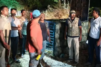 கரடி தாக்குதலில் உயிரிழந்த விவசாயியின் உடலை வனத்துறையினர் மீட்ட காட்சி