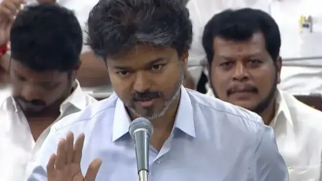 தமிழக சட்டப் பேரவையில் பயிர்க்கடன் தள்ளுபடி குறித்து அறிவிக்கும் முதலமைச்சர் விஜய்