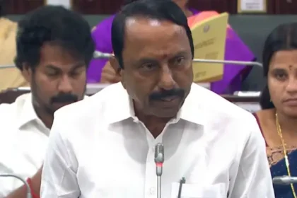 அமைச்சர் செங்கோட்டையன் செய்தியாளர் சந்திப்பில் அறிவிப்பை வெளியிடுகிறார்