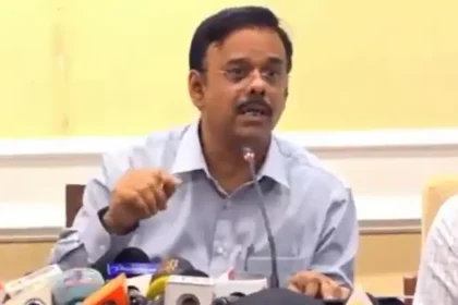 நிதித்துறை செயலாளர் சித்திக் செய்தியாளர்களிடம் விளக்கம் அளிக்கிறார்