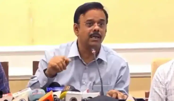 நிதித்துறை செயலாளர் சித்திக் செய்தியாளர்களிடம் விளக்கம் அளிக்கிறார்