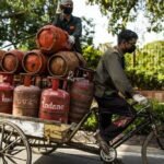 சமையல் எரிவாயு சிலிண்டர் மற்றும் விநியோக ஊழியர்