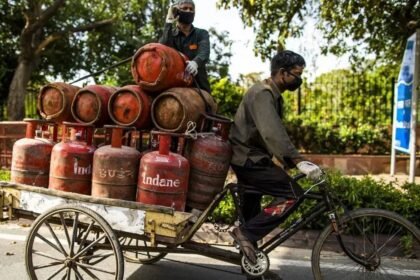 சமையல் எரிவாயு சிலிண்டர் மற்றும் விநியோக ஊழியர்