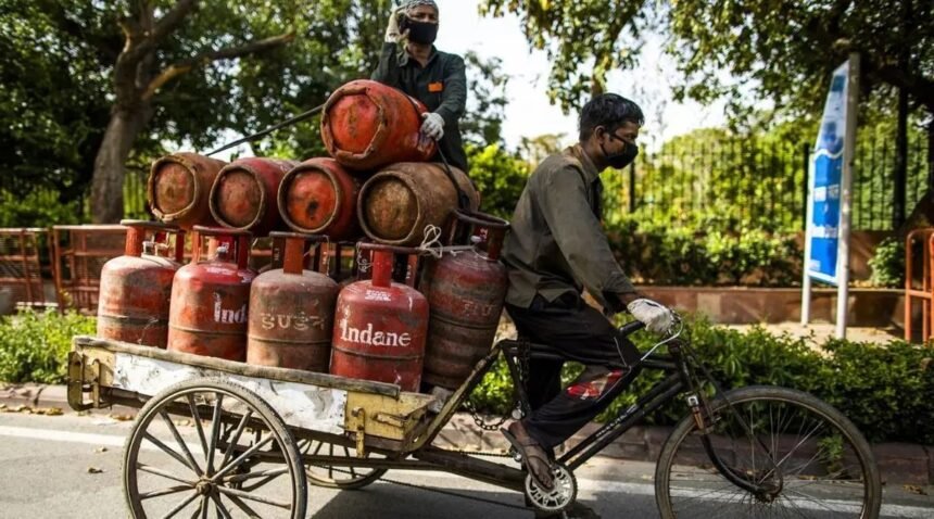 சமையல் எரிவாயு சிலிண்டர் மற்றும் விநியோக ஊழியர்