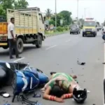 விபத்தில் உயிரிழந்த இளம்பெண்ணின் உடல் பிரேத பரிசோதனைக்காக மருத்துவமனைக்கு கொண்டு செல்லப்படுகிறது