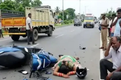 விபத்தில் உயிரிழந்த இளம்பெண்ணின் உடல் பிரேத பரிசோதனைக்காக மருத்துவமனைக்கு கொண்டு செல்லப்படுகிறது