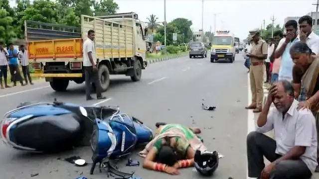 விபத்தில் உயிரிழந்த இளம்பெண்ணின் உடல் பிரேத பரிசோதனைக்காக மருத்துவமனைக்கு கொண்டு செல்லப்படுகிறது