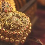 தங்கம் விலை உயர்வு குறித்த செய்தியை விளக்கும் புகைப்படம்