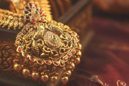 தங்கம் விலை உயர்வு குறித்த செய்தியை விளக்கும் புகைப்படம்