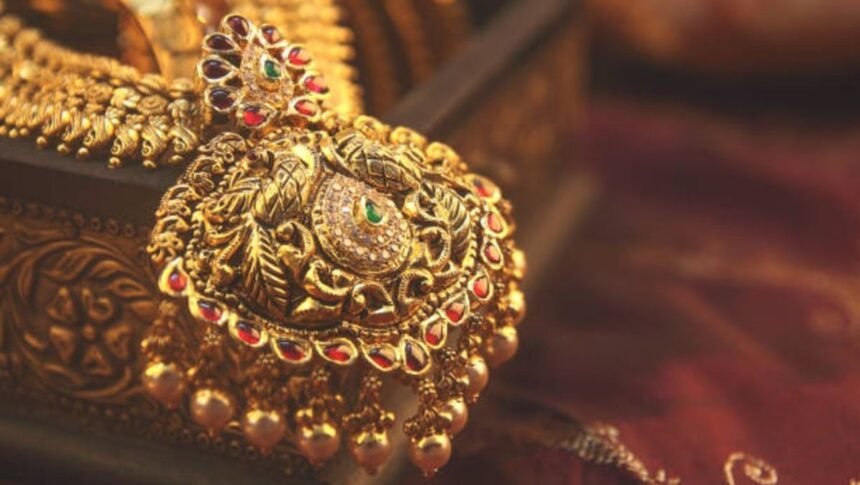 தங்கம் விலை உயர்வு குறித்த செய்தியை விளக்கும் புகைப்படம்