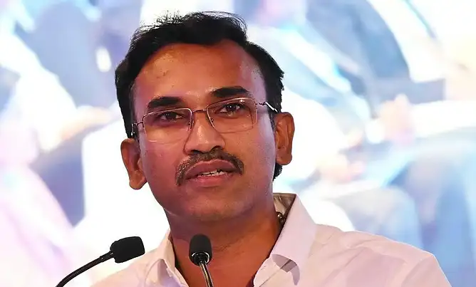அமைச்சர் அருண்ராஜ் செய்தியாளர்களிடம் பேசுகிறார்