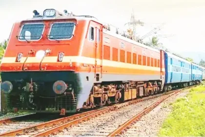 ரயில்வே தண்டவாளத்தில் செல்லும் ரயில்