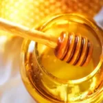 தேன் மற்றும் லவங்கப்பட்டை கலந்த ஒரு கிண்ணம்