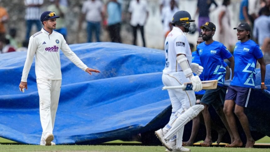 இந்தியா மற்றும் இலங்கை கிரிக்கெட் வீரர்கள் மைதானத்தில் விளையாடும் காட்சி