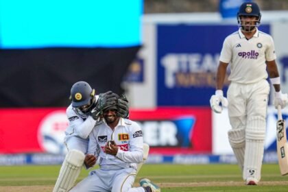 துருவ் ஜூரல் பேட்டிங் செய்யும் காட்சி