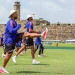 இந்திய கிரிக்கெட் வீரர் மானவ் சுதர் பந்து வீசுகிறார்