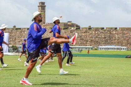 இந்திய கிரிக்கெட் வீரர் மானவ் சுதர் பந்து வீசுகிறார்