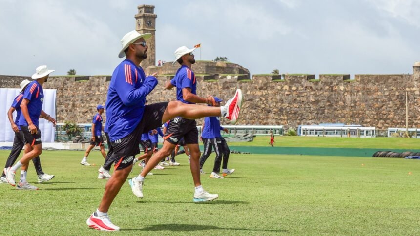 இந்திய கிரிக்கெட் வீரர் மானவ் சுதர் பந்து வீசுகிறார்