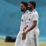 கிரிக்கெட் வீரர்கள் பயிற்சி ஆட்டத்தில் விளையாடும் காட்சி