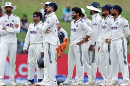 இந்திய கிரிக்கெட் கேப்டன் சுப்மன் கில் பந்தை பிடிக்கும் காட்சி
