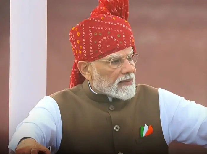 பிரதமர் நரேந்திர மோடி செங்கோட்டையில் தேசியக் கொடியை ஏற்றுகிறார்