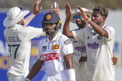 இந்தியா மற்றும் இலங்கை கிரிக்கெட் வீரர்கள் மைதானத்தில்