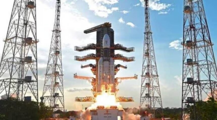 இஸ்ரோ நிறுவனத்தின் லோகோ மற்றும் வேலைவாய்ப்பு அறிவிப்பு குறித்த காட்சி