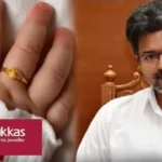 ஜாய் ஆலுக்காஸ் நிறுவனத்தின் லோகோ அல்லது அதன் தொடர்புடைய விளம்பரப் படம்