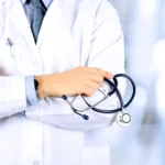 கபசுர குடிநீர் தயாரிக்கும் முறை அல்லது அருந்தும் நபரின் படம்