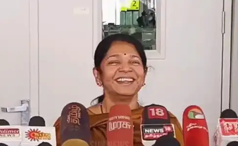 திமுக எம்.பி கனிமொழி விளக்கம் அளிக்கும் காட்சி