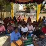 கணியூர் ஊராட்சி மன்ற வளாகத்தில் உண்ணாவிரதப் போராட்டத்தில் ஈடுபட்ட பொதுமக்கள்