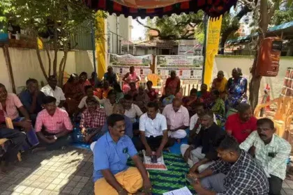 கணியூர் ஊராட்சி மன்ற வளாகத்தில் உண்ணாவிரதப் போராட்டத்தில் ஈடுபட்ட பொதுமக்கள்