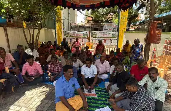 கணியூர் ஊராட்சி மன்ற வளாகத்தில் உண்ணாவிரதப் போராட்டத்தில் ஈடுபட்ட பொதுமக்கள்