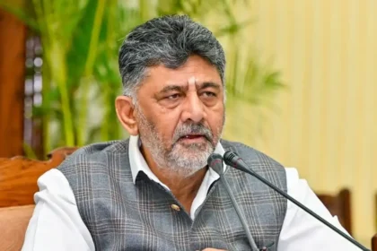 கர்நாடக முதல்வர் டி.கே. சிவக்குமார் செய்தியாளர்களிடம் பேசுகிறார்