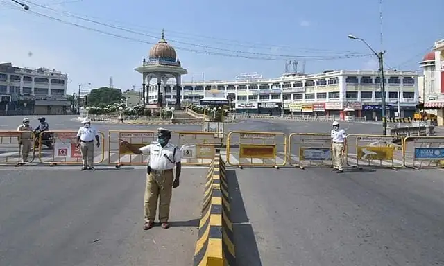 கர்நாடகாவில் முழு அடைப்பு போராட்டத்தின் போது போலீசார் நடவடிக்கை