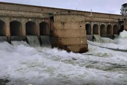 கபினி அணையில் இருந்து நீர் திறக்கப்படும் காட்சி