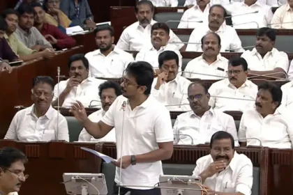 சட்டப்பேரவையில் காவிரிப் பிரச்சனை குறித்து விவாதிக்கும் சட்டமன்ற உறுப்பினர்கள்
